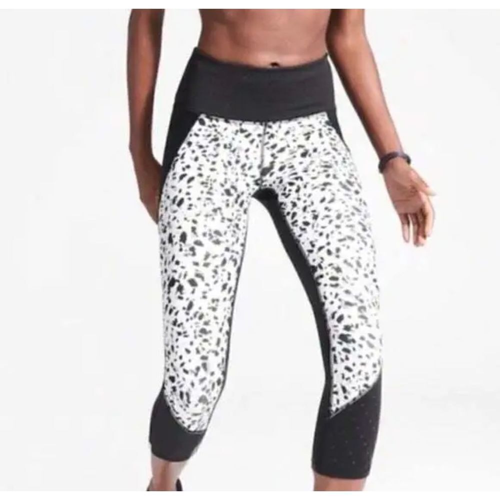 ATHLETA PRINTED STEALTH TRUCOOL BLACK WHITE PATTERN CROP LEGGINGS sz XS Petite